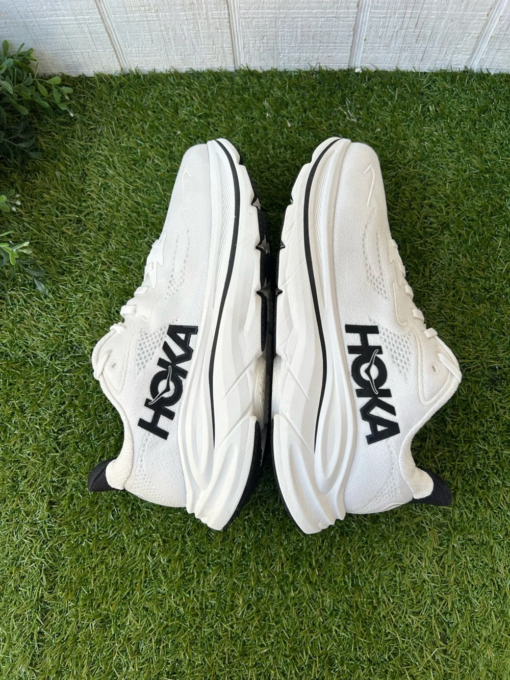 Hoka Clifton 10 Men Running Shoes White/Black US 8D women 9.5 unisex gently used